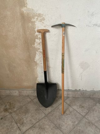 Pala y azada de jardinería
