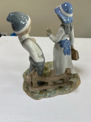 Figura de porcelana niños y perro