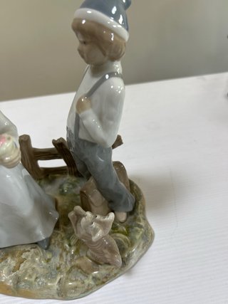 Figura de porcelana niños y perro