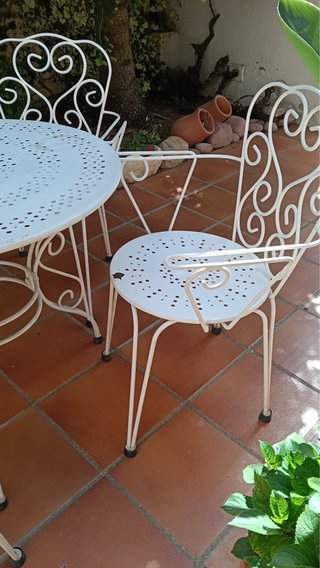 Mesa y 4 sillas de jardín de hierro