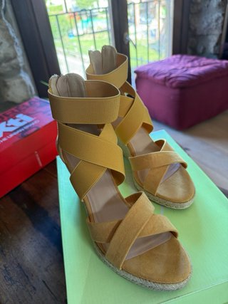 Zapatos de tacón amarillos