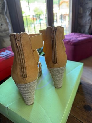 Zapatos de tacón amarillos