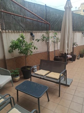 Conjunto mesa y 3 sillones exterior y banco.