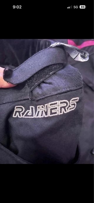 Traje de moto negro y rosa. Rainers.