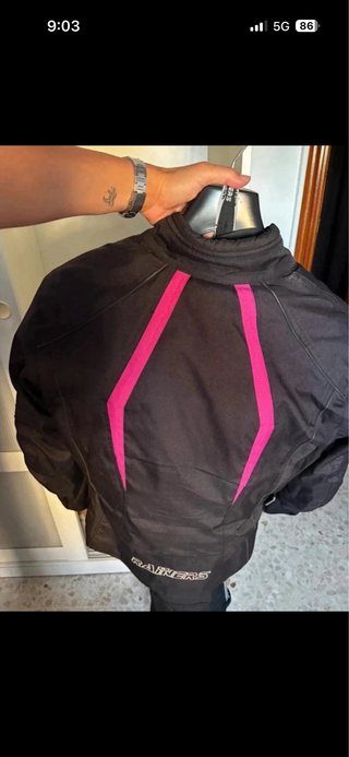 Traje de moto negro y rosa. Rainers.