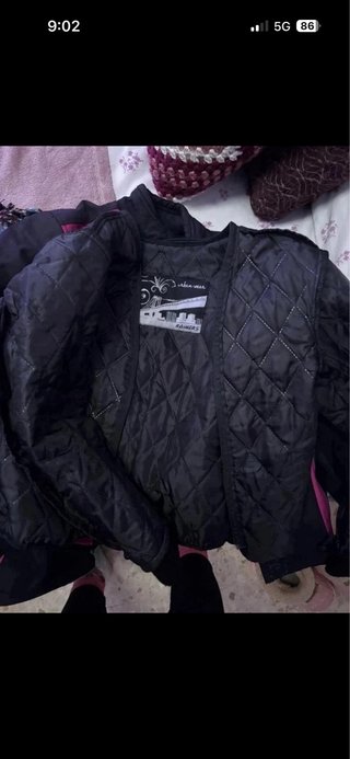 Traje de moto negro y rosa. Rainers.
