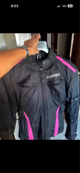 Traje de moto negro y rosa. Rainers.