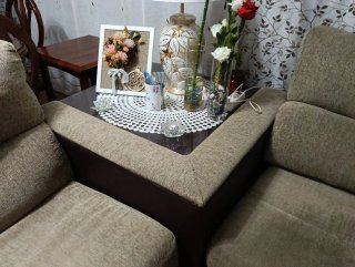 Sofá y mesa a juego, el otro sofá un poco hundido