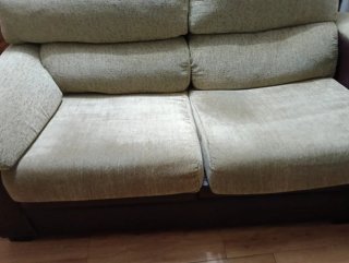 Sofá y mesa a juego, el otro sofá un poco hundido