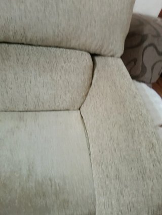 Sofá y mesa a juego, el otro sofá un poco hundido