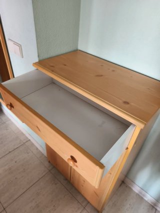 Cómoda madera clara con un cajón y 3 baldas.