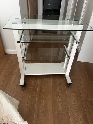 Mesa de ordenador cristal y metal blanca