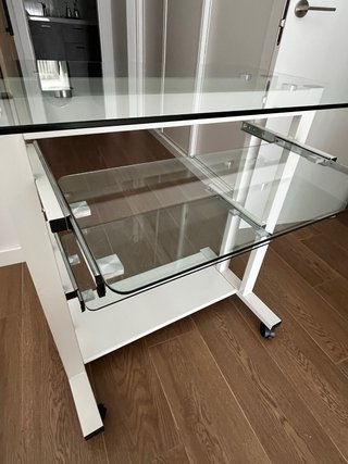 Mesa de ordenador cristal y metal blanca