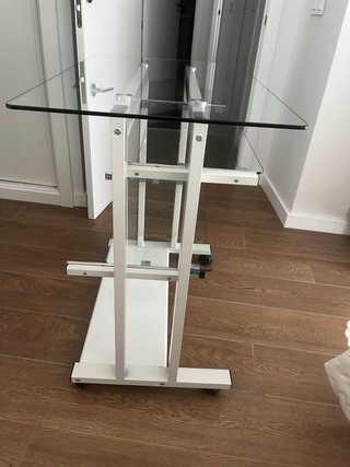 Mesa de ordenador cristal y metal blanca