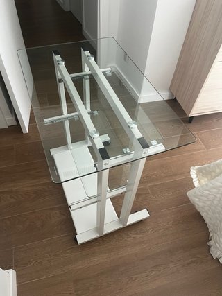 Mesa de ordenador cristal y metal blanca