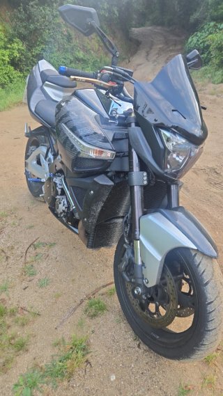 Suzuki B-king  1340c.c .Moto Naked Negra y Platea