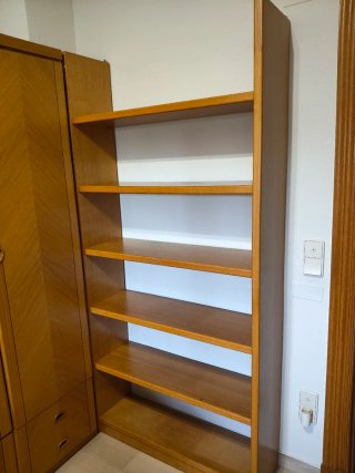 Estantería de madera maciza
