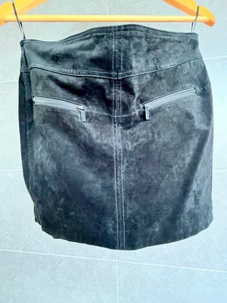 3 faldas negras: vaquera, piel y lentejuelas.