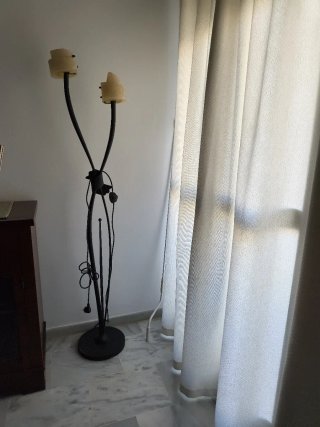 Lámpara de pie forja negra