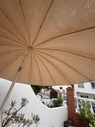 Sombrilla de exterior beige