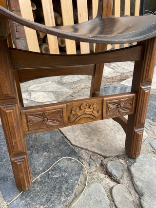Sillas antiguas de cuero y madera