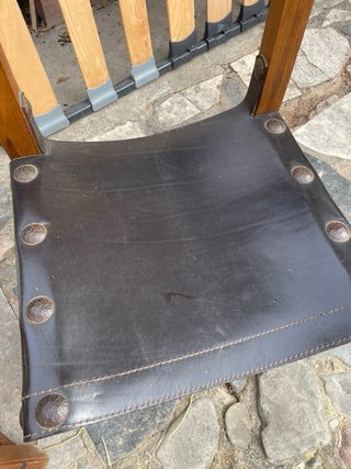 Sillas antiguas de cuero y madera