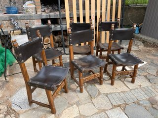 Sillas antiguas de cuero y madera