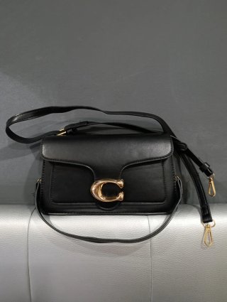 Bolso negro con logo C dorado