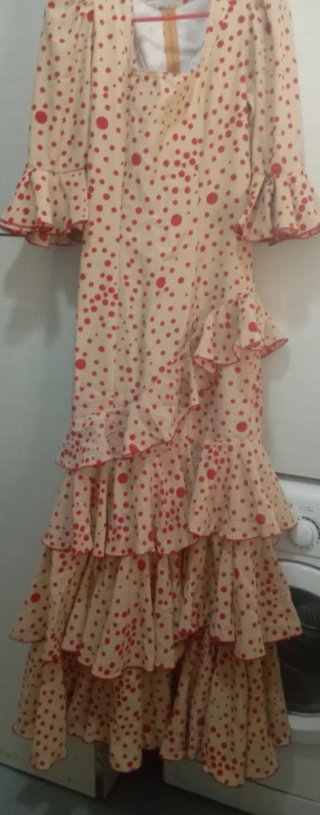 Traje de flamenca beige con lunares rojos