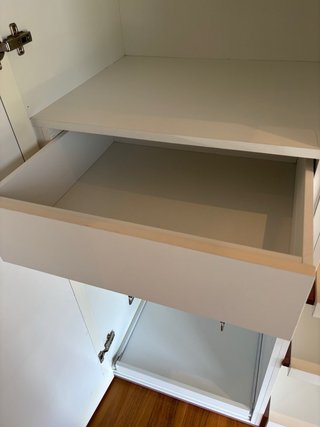 Mueble Estantería Blanco y Morado.