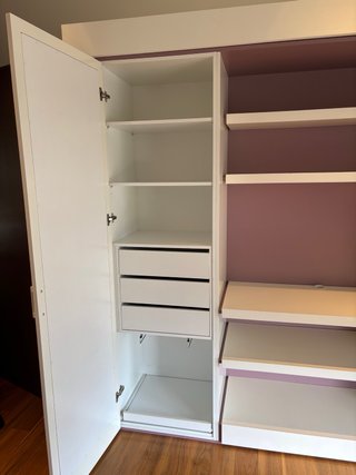 Mueble Estantería Blanco y Morado.
