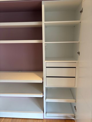 Mueble Estantería Blanco y Morado.