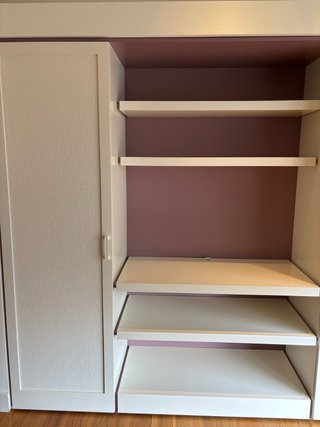 Mueble Estantería Blanco y Morado.