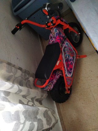 Moto Eléctrica Scooter Negra y Roja