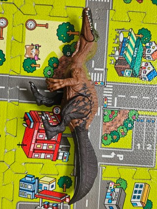 Dino articulado (pilas nuevas)marrón con rugidos