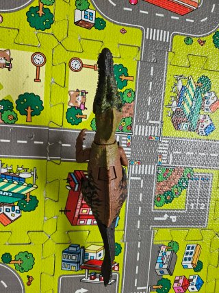Dino articulado (pilas nuevas)marrón con rugidos