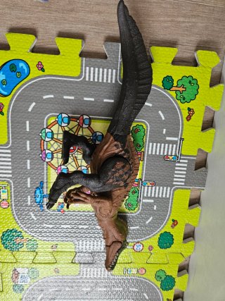 Dino articulado (pilas nuevas)marrón con rugidos