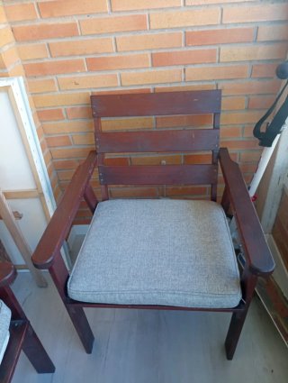 Conjunto de banco y sillones de madera