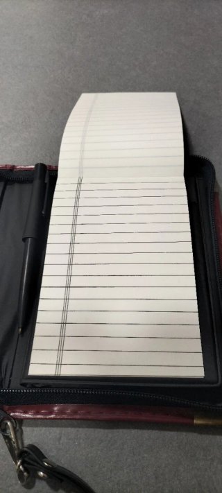 Agenda de cuero burdeos con esquinas doradas