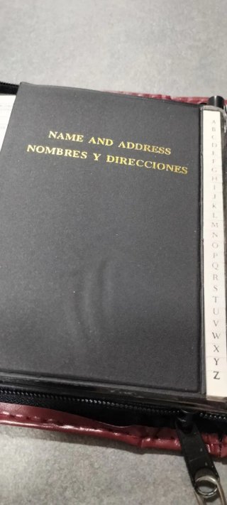 Agenda de cuero burdeos con esquinas doradas