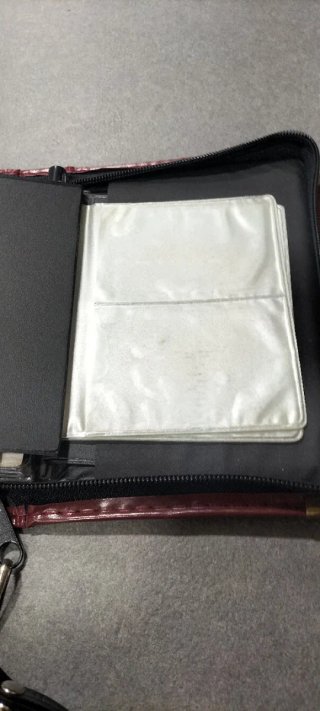 Agenda de cuero burdeos con esquinas doradas