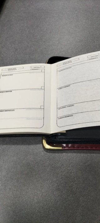 Agenda de cuero burdeos con esquinas doradas