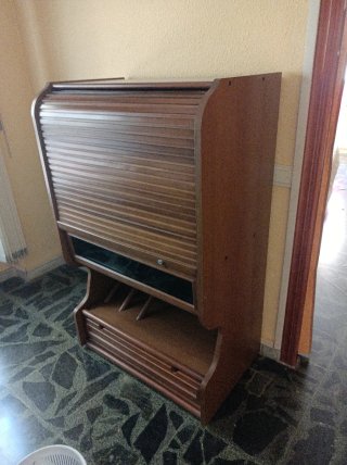 Mueble antiguo de madera para TV