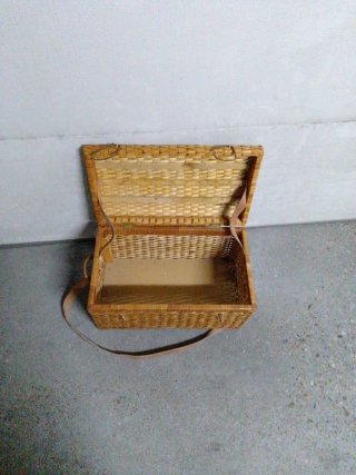 Cesta de mimbre para campo