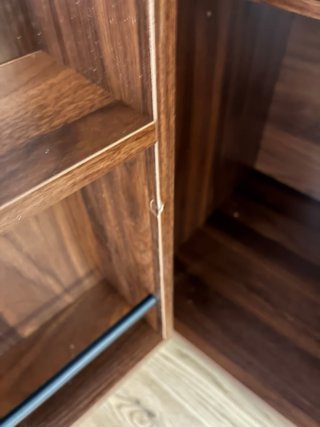 Mueble de madera color nogal con vitrina