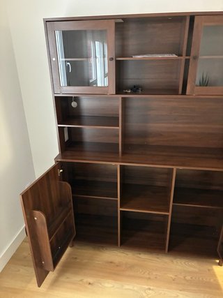 Mueble de madera color nogal con vitrina
