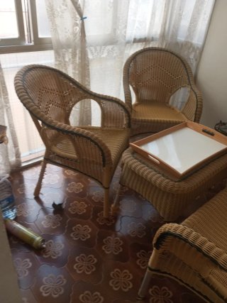 Juego de mimbre: sofá, sillón y mesa