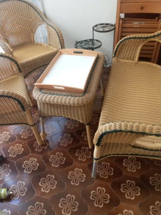 Juego de mimbre: sofá, sillón y mesa