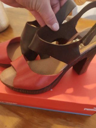 Sandalias tacón marrón y rojo