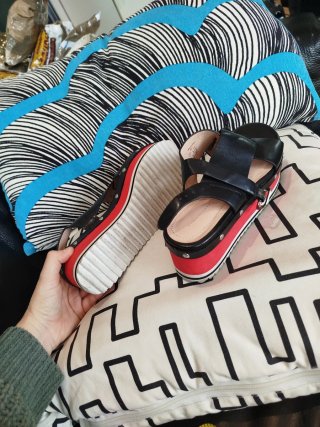 Sandalias plataforma Zara negras y rojas